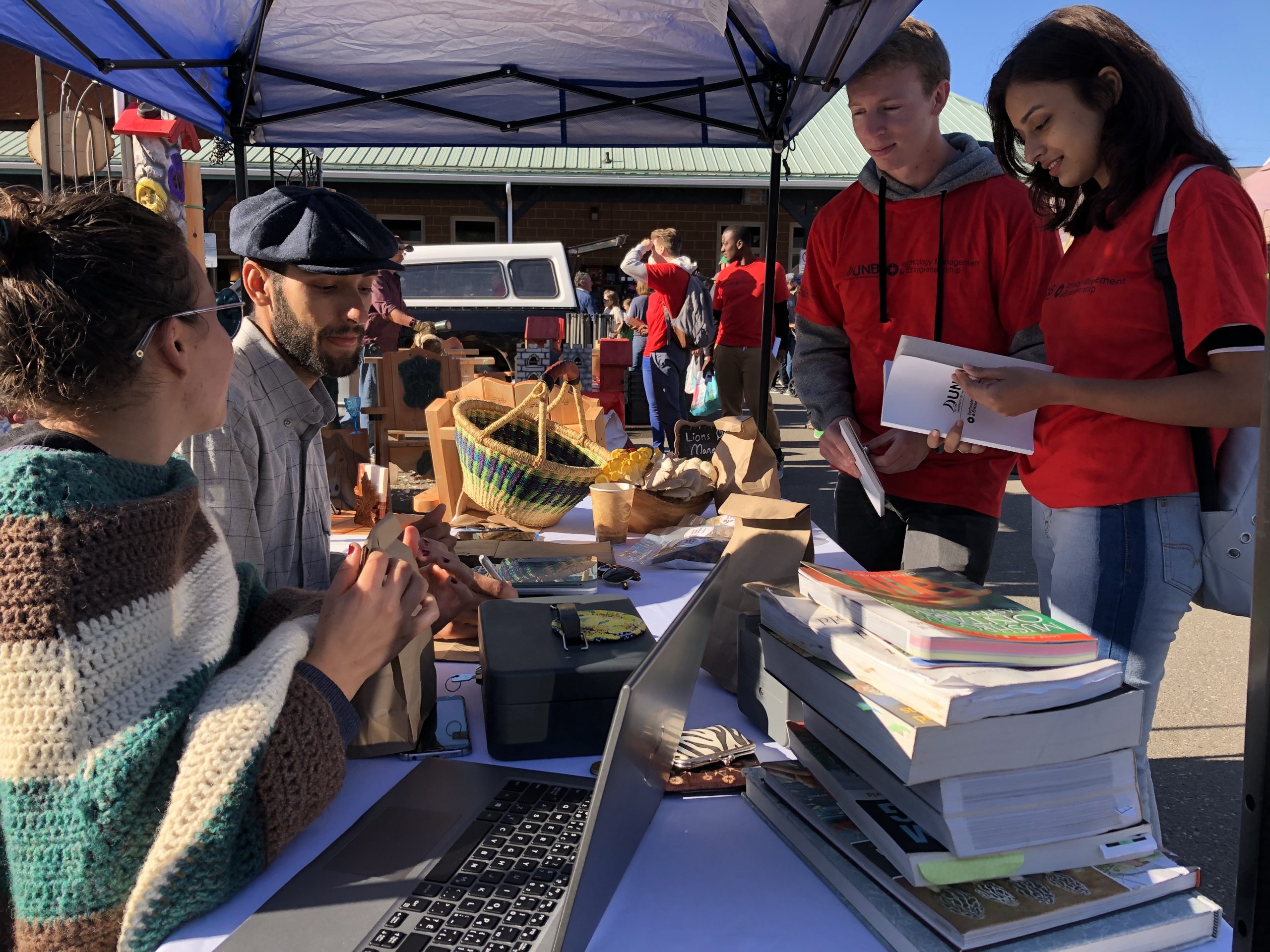 Entrepreneurship students hold hackathon at farmers market