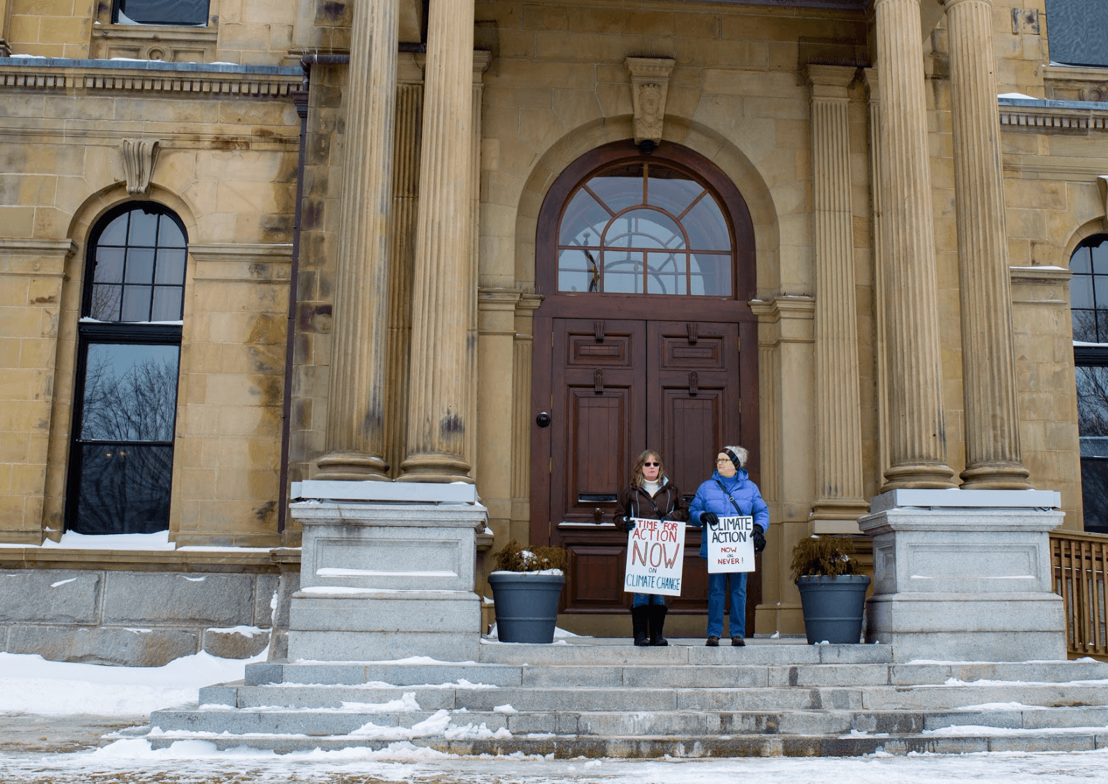 Weak turnout cancels pro carbon tax protest at legislature