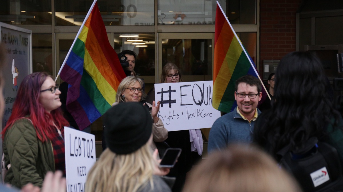 Crowds rally to protest closing of clinic 554, Elizabeth May attends